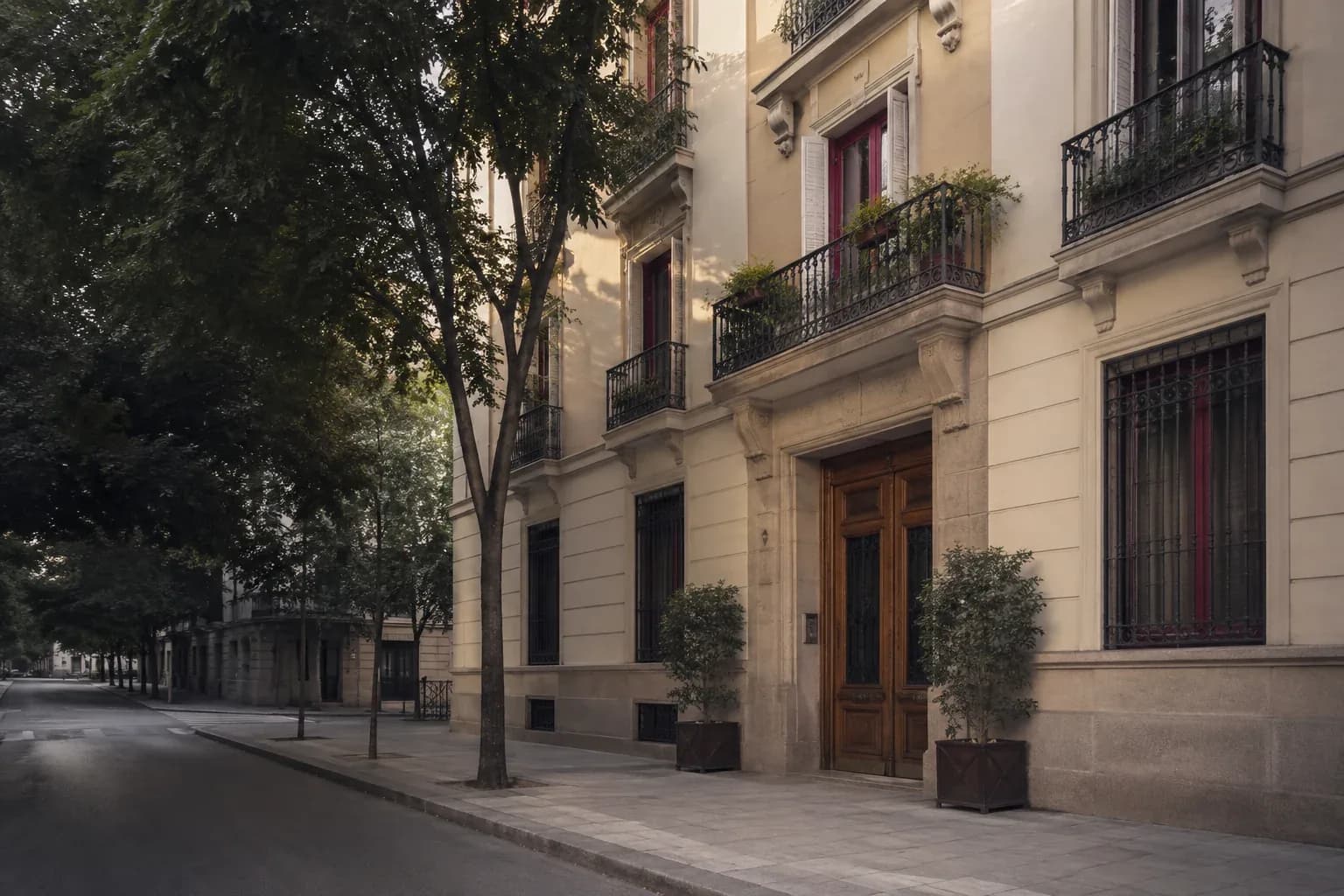 Fachada y balcones de un edificio sobre una calle urbana